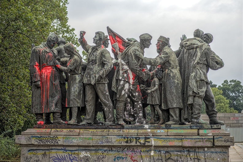 soviet army monument sculpture 2023.12_dt.jpg