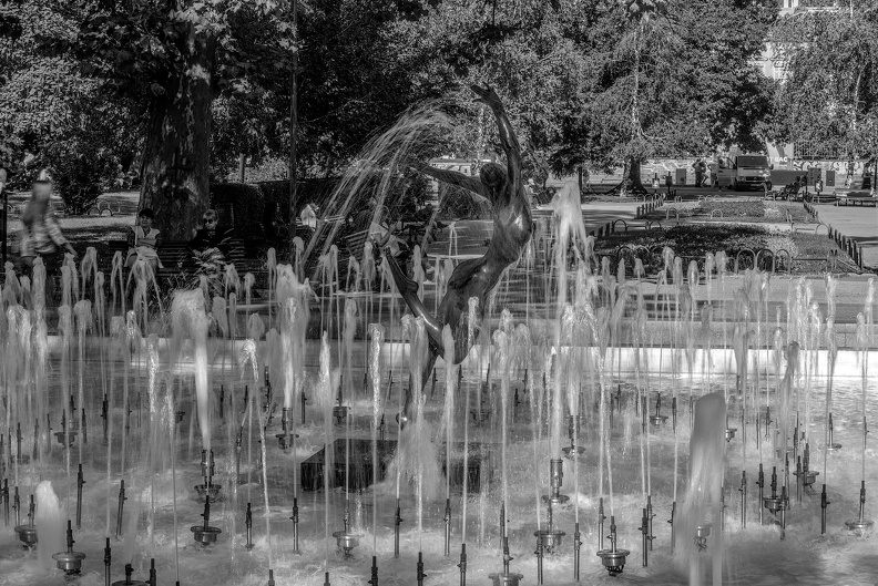 city garden fountain 2023.06_dt_bw.jpg