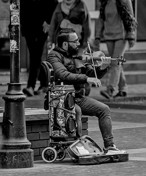 street musician 2024.04_dt_bw.jpg