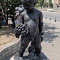 kid with winegrape 2025.01 dt